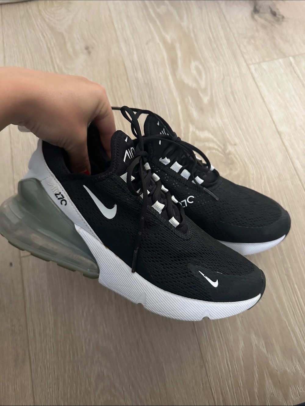 Nike Women's Black/White Air Max 270 Lightweight Sneakers
